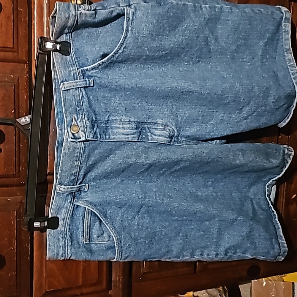 !!.  ?   Mens size 38 shorts.